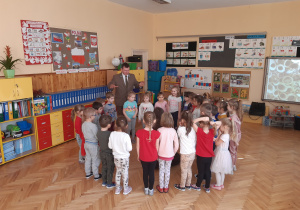 Zabawa w królową i pszczoły
