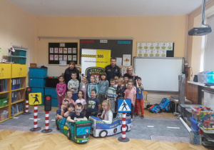 dzieci z grupy IV pozują