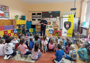 pan pokazuje zielone światło