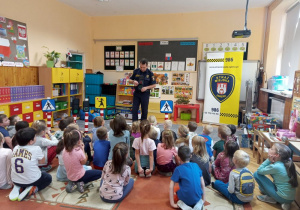 policjant pokazuje światła