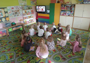 Dzieci oglądają film o kropce.