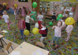zabawy z kolorowymi balonami.