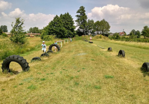 Dzieci pokonują tor przeszkód