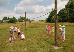 Dziewczynki graja w siadkówkę