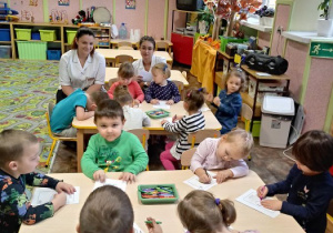 Dzieci kolorują obrazki.