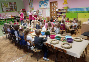 Panie wyjaśniaja sposób wykonani stroików.