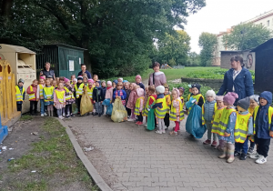 Wyrzucanie śmieci do pojemników odpowiedniego koloru