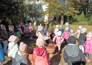 Sadzenie drzewek w ogrodzie przedszkolnym