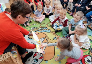 Dzieci słuchają czytanego opowiadania