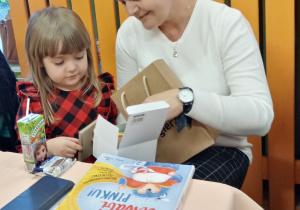 Laureatka I miejsca ogląda nagrodę