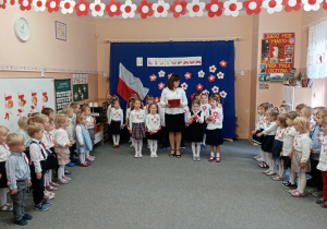 Występy dzieci podczas uroczystości