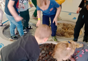 Dzieci zwiedzają wystawę