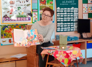 Bibliotekarka czyta dzieciom książkę
