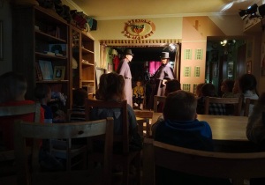 Dzieci oglądają przedstawienie