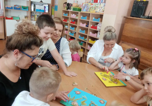 Wykonanie obrazów z suszonych kwiatów przez rodziców i dzieci