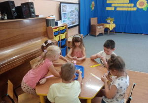 Dzieci robią zakładki do książek