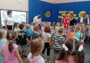 Zabawy przy muzyce do piosenki Mało nas do pieczenia chleba