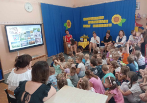 Głośne czytanie dzieciom fragmentów powieści Nad Niemnem