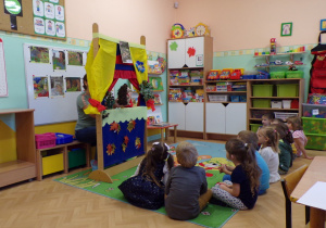 Dzieci oglądają teatrzyk kukiełkowy