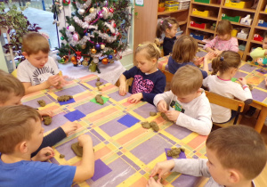 Przedszkolaki lepiące z masy solnej