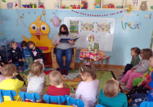 Czytanie bajki przez panią bibliotekarz