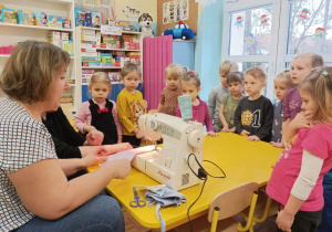 Biedronki poznają zawód krawcowej