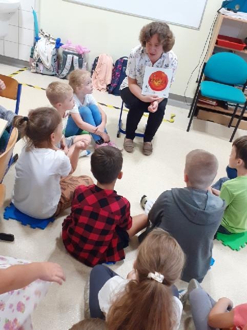 Biblioteka odwiedza Świetlicę - Obrazek 1