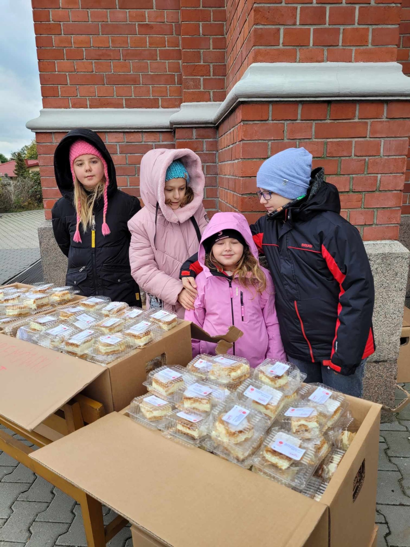 Sprzedaż papieskich kremówek w parafii św. Katarzyny - Obrazek 5