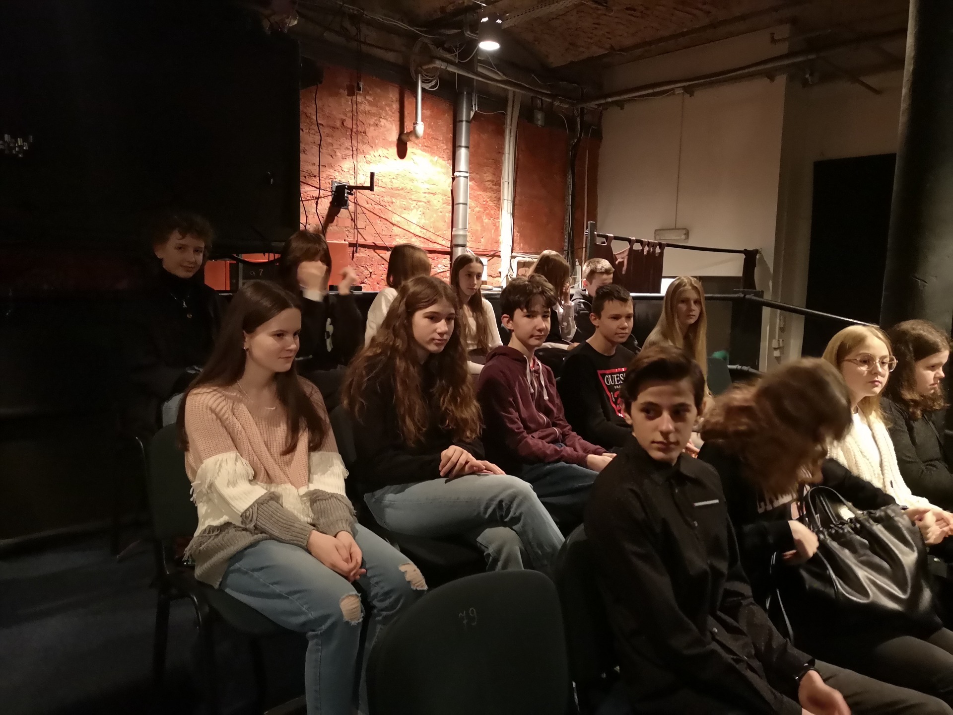 Wizyta klas 8a i 8c  w Teatrze Małym w Manufakturze - Obrazek 1