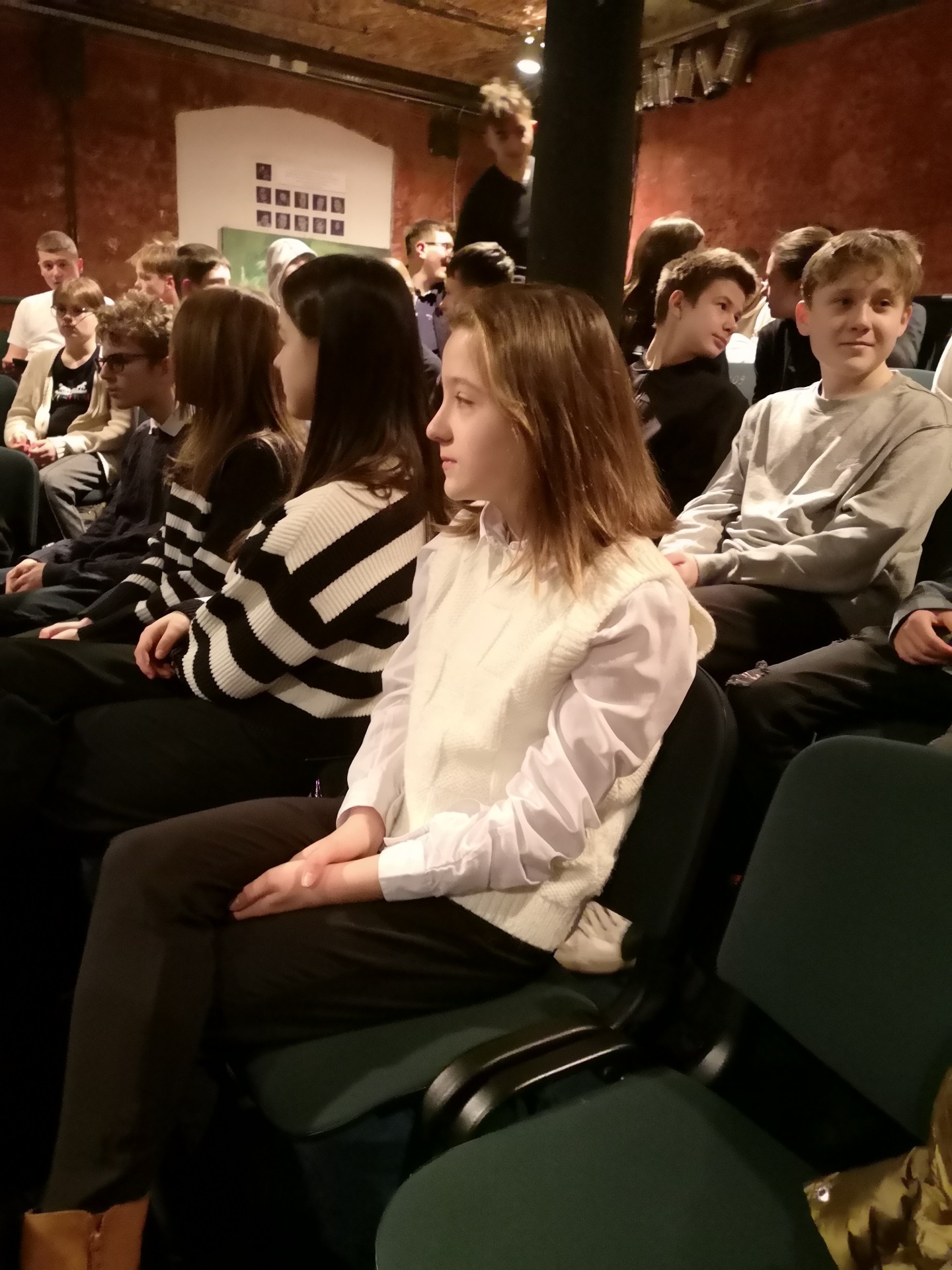 Wizyta klas 8a i 8c  w Teatrze Małym w Manufakturze - Obrazek 3