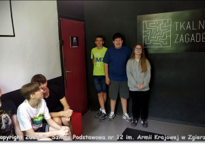 Uczniowie oczekują na wejście do ESCAPE ROOM