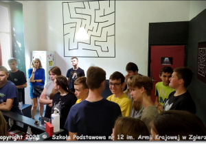 Uczniowie oczekują na wejście do ESCAPE ROOM