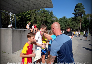 Uczniowie podczas zawodów sportowych