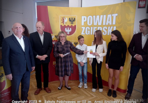 Uczniowie wraz z nauczycielami i przedstawiciele Starostwa Powiatowego