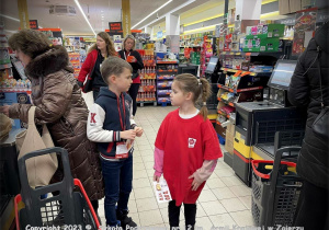 Uczniowie Szkolnego Koła CaritasSP12 zbierają produkty żywnościowe w sklepach BIEDRONKA