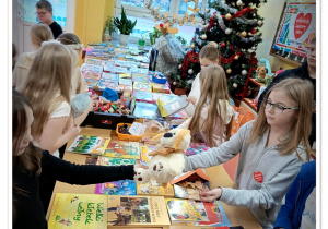 Uczniowie SP 12 podczas bazarku WOŚP