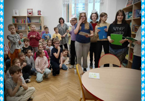 Uczniowie podczas uroczystego otwarcia kącika czytelniczego