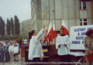 Ksiądz Proboszcz Parafii Matki Bożej Różańcowej Jerzy Kowalczyk dokonuje poświecenia budynku szkoły