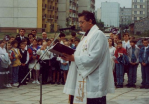 Ksiądz Proboszcz Parafii Matki Bożej Różańcowej Jerzy Kowalczyk podczas przemówienia