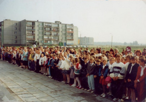 Zniecierpliwieni uczniowie oczekują na wejście do nowego budynku szkoły