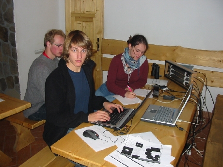 Anita, Tomek i Łukasz podczas pracy.