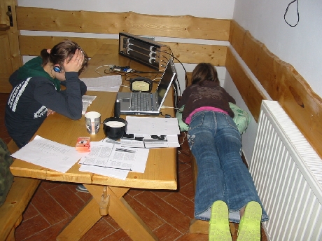 Niektórzy na dyżur przychodzili z własną poduszką...na zdjęciu Edyta i Karina:)