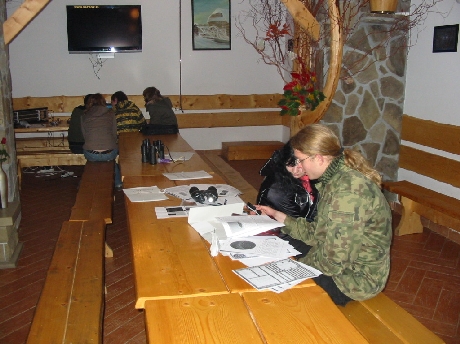 Angelika z Marcinem w trakcie studiowania materiałów...