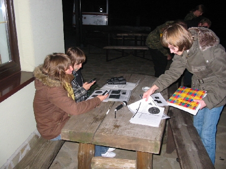 Edyta, Karina i Paulina tuż przed rozpoczęciem obserwacji astronomicznych.