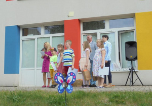 Wręczanie nagród przez Pania dyrektor i zaproszonych gości z UMZ