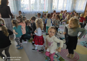 dzieci biorą udział w zabawie ruchowej