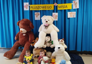 dzieci przytulają się do misia