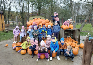 Dzieci na wycieczce w mini zoo - Dobronianka