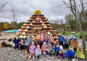 Dzieci na wycieczce w mini zoo - Dobronianka