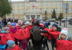 dzieci przed figurą zgierskiego jeża